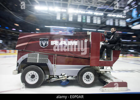 London, Ontario, Canada. 17 mai, 2014. L'un des deux zambonies refait surface la glace entre les périodes à la coupe Memorial 2014, championnats de ligue canadienne de hockey qui se joue à Londres, Ontario Canada. Credit : Mark Spowart/Alamy Live News Banque D'Images