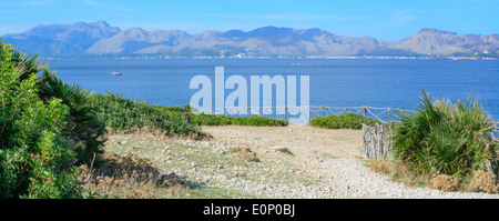 Vue panoramique vers Pollensa sur la baie, avec clôture en bois gris sur une journée ensoleillée en octobre. Majorque Îles Baléares, Espagne Banque D'Images