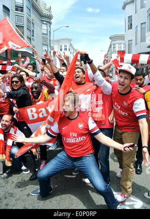 Les supporters d'arsenal célébrer FA Cup championship gagner sur Grant Street San Francisco Banque D'Images