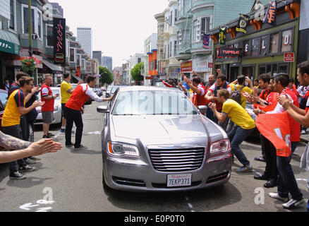 San Francisco, CA, USA. 18 mai, 2014. Bay area Gooner soccer fans prendre la rue sur grant Street San Francisco après le championnat FA Arsenal gagner sur la ville de coque FA samedi. Credit : Bob Kreisel/Alamy Live News Banque D'Images