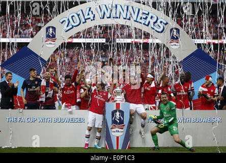 Londres, Grande-Bretagne. 17 mai, 2014. Les joueurs d'Arsenal célébrer avec le trophée après la finale de la FA Cup entre Arsenal et Hull City au stade de Wembley à Londres, Grande-Bretagne, le 17 mai 2014. Neuf ans Arsenal terminé patienter pour un trophée en battant Hull City avec 3-2. Credit : Wang Lili/Xinhua/Alamy Live News Banque D'Images