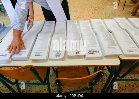 Athènes, Grèce. 18 mai, 2014. Feuilles de vote sont en cours de préparation à un centre de vote à Athènes. Le premier tour des élections locales et régionales de la Grèce ont lieu aujourd'hui, le 18 mai 2014. Credit : Kostis Ntantamis/Alamy Live News Banque D'Images