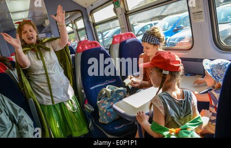 La ligne de la vallée de Looe, Cornwall, UK. 16 mai, 2014. Les passagers de la ligne de la vallée de Looe sont divertis par les récits de mineurs et de Bal Maidens, pêcheurs alors qu'ils se déplacent le long de la magnifique vallée de Looe. Les conteurs locaux habillés en costume se joindra à la route panoramique entre Liskeard Bodmin et dans le cadre de l'Étincelle vitale arts festival dans le sud-est de Cornwall. Conteur Liz Berg sur le train. Credit : Sean Dewhurst/Alamy Live News Banque D'Images