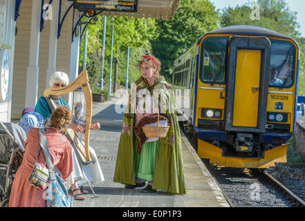 La ligne de la vallée de Looe, Cornwall, UK. 16 mai, 2014. Les passagers de la ligne de la vallée de Looe sont divertis par les récits de mineurs et de Bal Maidens, pêcheurs alors qu'ils se déplacent le long de la magnifique vallée de Looe. Les conteurs locaux habillés en costume se joindra à la route panoramique entre Liskeard Bodmin et dans le cadre de l'Étincelle vitale arts festival dans le sud-est de Cornwall. Anne Hughes à l'harmonica et Liz Berg raconter l'un peu une histoire comme la tirer dans la station à Liskeard. Credit : Sean Dewhurst/Alamy Live News Banque D'Images