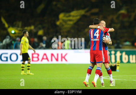 Berlin, Allemagne. 17 mai, 2014. Arjen Robben (R) et Claudio Pizarro (C) du Bayern Munich célébrer après la coupe d'Allemagne (DFB Pokal) dernier match de football entre le Bayern Munich et le Borussia Dortmund à Berlin, Allemagne, le 17 mai 2014. Le Bayern Munich a remporté le match 2-0 et réclamé l'intitulé. Credit : Zhang Fan/Xinhua/Alamy Live News Banque D'Images