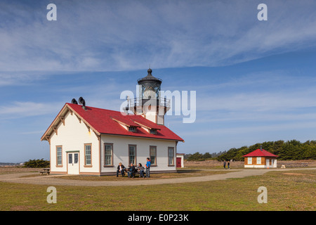 Le phare de Point Cabrillo, Point Cabrillo Light State Historic Park, Californie. Une famille assis dehors à une table. Banque D'Images