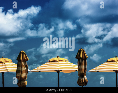 Parapluies rayé jaune avec des nuages Banque D'Images