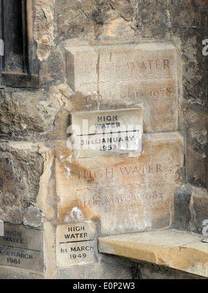 Niveaux de hautes marées historiques gravés sur le mur de l'entrée de l'église St Margarets. King's Lynn, Norfolk. UK. Banque D'Images