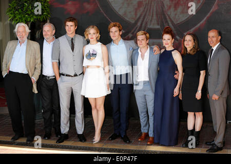 Cannes, France. 17 mai, 2014. Donald Sutherland, réalisateur Francis Lawrence, acteurs Liam Hemsworth, Jennifer Lawrence, Sam Claflin, Josh Hutcherson, Julianne Moore, producteurs Nina Jacobson et Jon Kilik pendant les Jeux de la faim : Clarak - Partie 1' photocall à la 67ème Festival du Film de Cannes le 17 mai 2014 : dpa Crédit photo alliance/Alamy Live News Banque D'Images