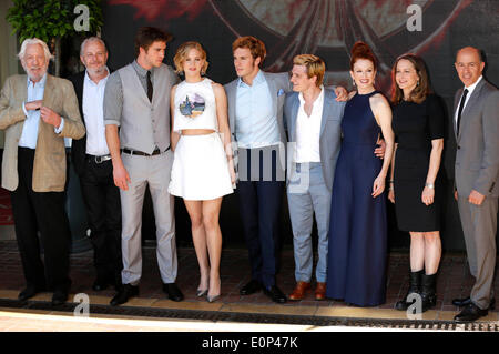 Cannes, France. 17 mai, 2014. Donald Sutherland, réalisateur Francis Lawrence, acteurs Liam Hemsworth, Jennifer Lawrence, Sam Claflin, Josh Hutcherson, Julianne Moore, producteurs Nina Jacobson et Jon Kilik pendant les Jeux de la faim : Clarak - Partie 1' photocall à la 67ème Festival du Film de Cannes le 17 mai 2014 : dpa Crédit photo alliance/Alamy Live News Banque D'Images