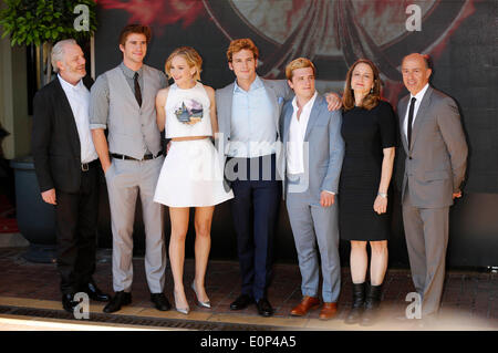 Cannes, France. 17 mai, 2014. Réalisateur Francis Lawrence, acteurs Liam Hemsworth, Jennifer Lawrence, Sam Claflin, Josh Hutcherson, producteurs Nina Jacobson et Jon Kilik pendant les Jeux de la faim : Clarak - Partie 1' photocall à la 67ème Festival du Film de Cannes le 17 mai 2014 : dpa Crédit photo alliance/Alamy Live News Banque D'Images