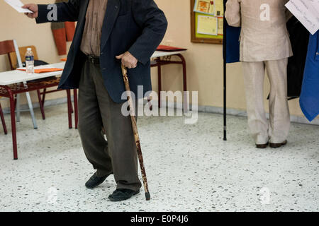 Thessalonique, Grèce. 18 mai, 2014. Les Grecs se rendent aux urnes pour voter pour les élections municipales et régionales de 2014 (premier tour). Les électeurs seront en mesure de choisir entre près de 40 000 candidats. Un changement de la loi, a présenté le mois dernier, a soulevé le nombre de candidats, une partie pourrait avoir sur sa liste de 50 pour cent. Thessalonique, Grèce le 18 mai 2014. Credit : Konstantinos Tsakalidis/Alamy Live News Banque D'Images