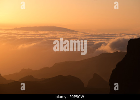 Mirador Degollada de Cherfe Vue sur montagne Teno avec l'île de La Palma Canaries Tenerife pendant le coucher du soleil Banque D'Images