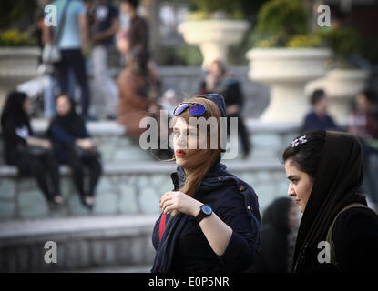 Téhéran, Iran. 17 mai, 2014. Les femmes iraniennes à pied dans une rue au centre-ville de Téhéran, capitale de l'Iran, le 17 mai 2014. Les femmes iraniennes profiter plus léger Hijab que les approches de la saison chaude. Le Hijab, une couverture des cheveux et le corps pour les femmes, a été tenu en public après la révolution islamique en Iran en 1979. Credit : Ahmad Halabisaz/Xinhua/Alamy Live News Banque D'Images