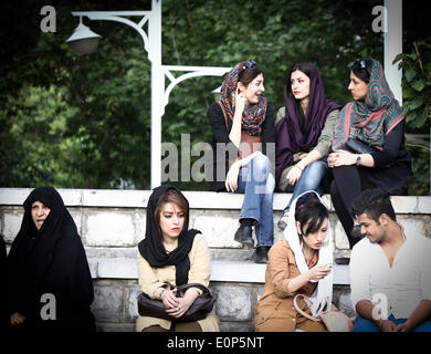 Téhéran, Iran. 17 mai, 2014. Les femmes iraniennes sont vus à un parc au centre-ville de Téhéran, capitale de l'Iran, le 17 mai 2014. Les femmes iraniennes profiter plus léger Hijab que les approches de la saison chaude. Le Hijab, une couverture des cheveux et le corps pour les femmes, a été tenu en public après la révolution islamique en Iran en 1979. Credit : Ahmad Halabisaz/Xinhua/Alamy Live News Banque D'Images