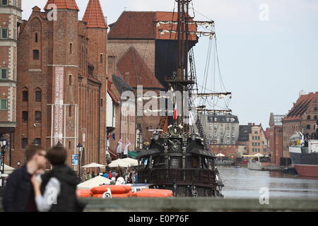 Gdansk, Pologne 18 mai 2014, Gdansk, citoyens et touristes profiter de temps chaud et ensoleillé à la marche dans les rues de la ville de Gdansk. Credit : Michal Fludra/Alamy Live News Banque D'Images