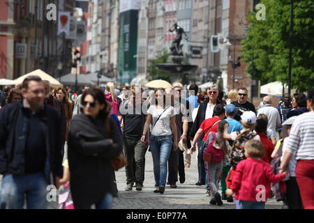 Gdansk, Pologne 18 mai 2014, Gdansk, citoyens et touristes profiter de temps chaud et ensoleillé à la marche dans les rues de la ville de Gdansk. Credit : Michal Fludra/Alamy Live News Banque D'Images