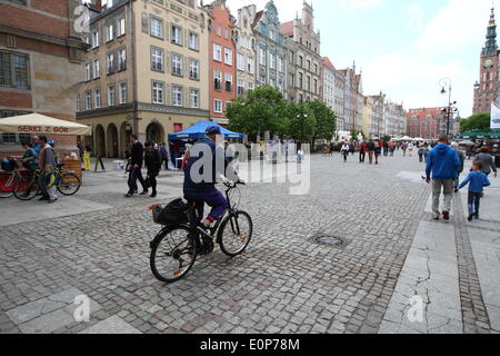 Gdansk, Pologne 18 mai 2014, Gdansk, citoyens et touristes profiter de temps chaud et ensoleillé à la marche dans les rues de la ville de Gdansk. Credit : Michal Fludra/Alamy Live News Banque D'Images