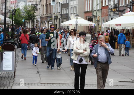 Gdansk, Pologne 18 mai 2014, Gdansk, citoyens et touristes profiter de temps chaud et ensoleillé à la marche dans les rues de la ville de Gdansk. Credit : Michal Fludra/Alamy Live News Banque D'Images