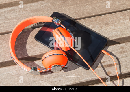 Casque Orange mobile et Tablet PC pour l'apprentissage du cours de langue audio Banque D'Images