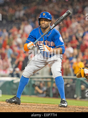 Le voltigeur des Mets de New York Eric Young (22) fait une marche comme il les chauves-souris en neuvième manche contre les Nationals de Washington au Championnat National Park à Washington, DC le vendredi 16 mai, 2014. Les nationaux a gagné le match 5 - 2. Credit : Ron Sachs/CNP (restriction : NO New York ou le New Jersey Journaux ou journaux dans un rayon de 75 km de la ville de New York) /afp -AUCUN SERVICE DE FIL- Banque D'Images