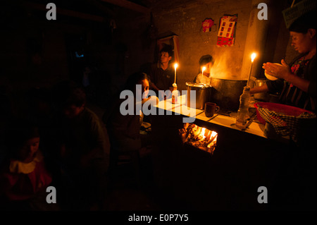 La famille autochtones mayas vivent avec bougie dans Panuca Riu dans Solola ministère du Guatemala. Banque D'Images