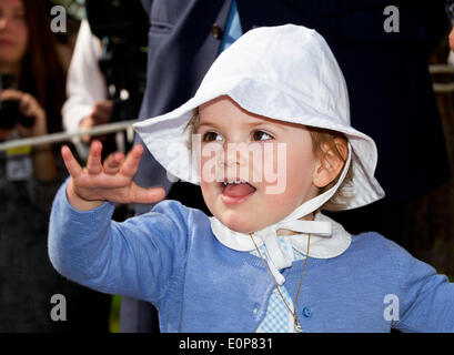 Takern, Suède . 17 mai, 2014. La princesse Estelle de Suède ouvre un nouveau chemin de conte de fées au lac Takern en Suède, 17 mai 2014. C'était la première fois que la princesse Estelle a été mentionné comme un participant officiel Journal Royal. Photo : PRE-Albert Nieboer /afp -aucun- SERVICE DE FIL : dpa Crédit photo alliance/Alamy Live News Banque D'Images