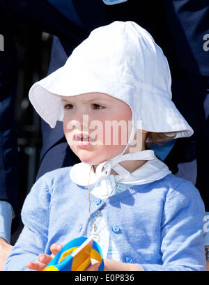 Takern, Suède . 17 mai, 2014. La princesse Estelle de Suède ouvre un nouveau chemin de conte de fées au lac Takern en Suède, 17 mai 2014. C'était la première fois que la princesse Estelle a été mentionné comme un participant officiel Journal Royal. Photo : PRE-Albert Nieboer /afp -aucun- SERVICE DE FIL : dpa Crédit photo alliance/Alamy Live News Banque D'Images