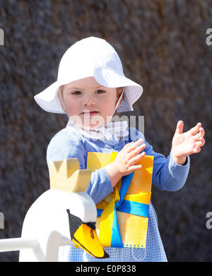Takern, Suède . 17 mai, 2014. La princesse Estelle de Suède ouvre un nouveau chemin de conte de fées au lac Takern en Suède, 17 mai 2014. C'était la première fois que la princesse Estelle a été mentionné comme un participant officiel Journal Royal. Photo : PRE-Albert Nieboer /afp -aucun- SERVICE DE FIL : dpa Crédit photo alliance/Alamy Live News Banque D'Images