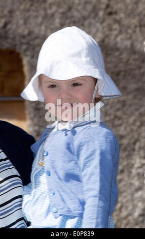 Takern, Suède . 17 mai, 2014. La princesse Estelle de Suède ouvre un nouveau chemin de conte de fées au lac Takern en Suède, 17 mai 2014. C'était la première fois que la princesse Estelle a été mentionné comme un participant officiel Journal Royal. Photo : PRE-Albert Nieboer /afp -aucun- SERVICE DE FIL : dpa Crédit photo alliance/Alamy Live News Banque D'Images