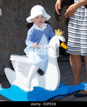 Takern, Suède . 17 mai, 2014. La princesse Estelle de Suède ouvre un nouveau chemin de conte de fées au lac Takern en Suède, 17 mai 2014. C'était la première fois que la princesse Estelle a été mentionné comme un participant officiel Journal Royal. Photo : PRE-Albert Nieboer /afp -aucun- SERVICE DE FIL : dpa Crédit photo alliance/Alamy Live News Banque D'Images