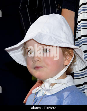 Takern, Suède . 17 mai, 2014. La princesse Estelle de Suède ouvre un nouveau chemin de conte de fées au lac Takern en Suède, 17 mai 2014. C'était la première fois que la princesse Estelle a été mentionné comme un participant officiel Journal Royal. Photo : PRE-Albert Nieboer /afp -aucun- SERVICE DE FIL : dpa Crédit photo alliance/Alamy Live News Banque D'Images