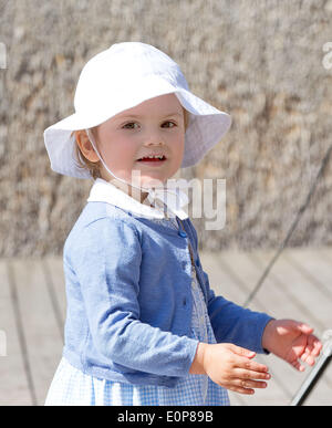 Takern, Suède . 17 mai, 2014. La princesse Estelle de Suède ouvre un nouveau chemin de conte de fées au lac Takern en Suède, 17 mai 2014. C'était la première fois que la princesse Estelle a été mentionné comme un participant officiel Journal Royal. Photo : PRE-Albert Nieboer /afp -aucun- SERVICE DE FIL : dpa Crédit photo alliance/Alamy Live News Banque D'Images