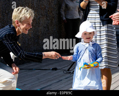 Takern, Suède . 17 mai, 2014. La princesse Estelle de Suède ouvre un nouveau chemin de conte de fées au lac Takern en Suède, 17 mai 2014. C'était la première fois que la princesse Estelle a été mentionné comme un participant officiel Journal Royal. Photo : PRE-Albert Nieboer /afp -aucun- SERVICE DE FIL : dpa Crédit photo alliance/Alamy Live News Banque D'Images