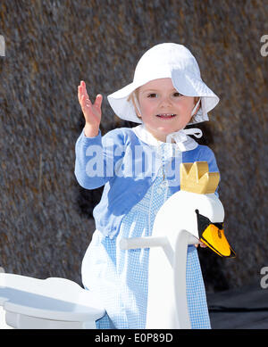 Takern, Suède . 17 mai, 2014. La princesse Estelle de Suède ouvre un nouveau chemin de conte de fées au lac Takern en Suède, 17 mai 2014. C'était la première fois que la princesse Estelle a été mentionné comme un participant officiel Journal Royal. Photo : PRE-Albert Nieboer /afp -aucun- SERVICE DE FIL : dpa Crédit photo alliance/Alamy Live News Banque D'Images