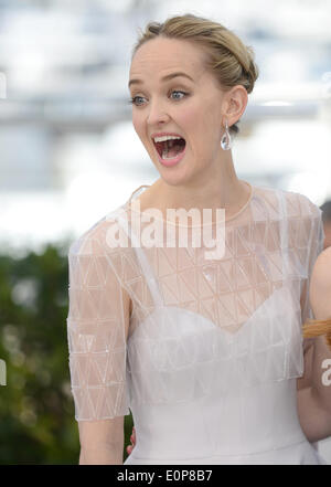 Cannes, France. 18 mai, 2014. L'actrice américaine Jess Isabelle Zerrouk Bureau pose pendant la photocall pour 'la disparition d'Eleanor Rigby" au 67e Festival du Film de Cannes, France, le 18 mai 2014. Le film est présenté dans la section Un Certain Regard du festival qui se déroule du 14 au 25 mai. Credit : Ye Pingfan/Xinhua/Alamy Live News Banque D'Images