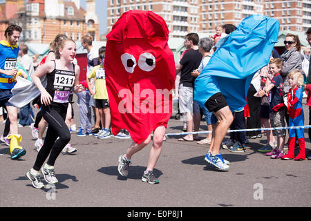 Hove Promenade, Hove, ville de Brighton et Hove, East Sussex, Royaume-Uni. Brighton's Heroes Run Pass It on Africa 2014, collecte de fonds caritative sur Hove Promenade, un parcours de 5 km habillé comme leurs super-héros ou méchants préférés. David Smith/Alamy Live News Banque D'Images