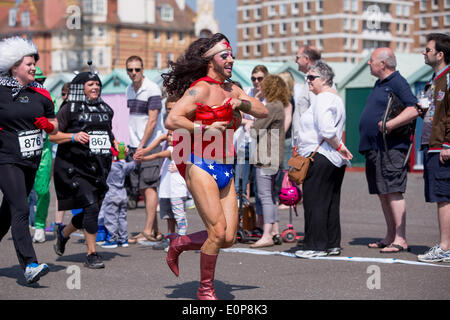 Hove Promenade, Hove, ville de Brighton et Hove, East Sussex, Royaume-Uni. Brighton's Heroes Run Pass It on Africa 2014, collecte de fonds caritative sur Hove Promenade, un parcours de 5 km habillé comme leurs super-héros ou méchants préférés. David Smith/Alamy Live News Banque D'Images