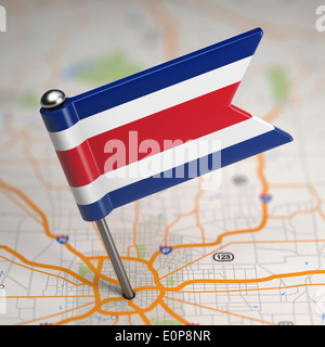 Petit drapeau République du Costa Rica sur une carte de fond avec focus sélectif. Banque D'Images