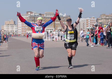 Hove Promenade, Hove, ville de Brighton et Hove, East Sussex, Royaume-Uni. Brighton's Heroes Run Pass It on Africa 2014, collecte de fonds caritative sur Hove Promenade, un parcours de 5 km habillé comme leurs super-héros ou méchants préférés. David Smith/Alamy Live News Banque D'Images