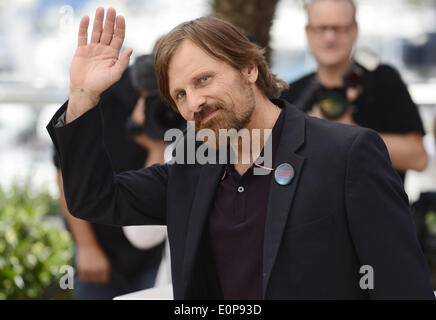 Cannes, France. 18 mai, 2014. Les danois Viggo Mortensen acteur américain de vagues les médias au cours de l'une séance de photos pour 'Jauja' à la 67ème Festival du Film de Cannes, France, le 18 mai 2014. Le film est présenté dans la section Un Certain Regard du Festival qui aura lieu du 14 au 25 mai. Credit : Ye Pingfan/Xinhua/Alamy Live News Banque D'Images