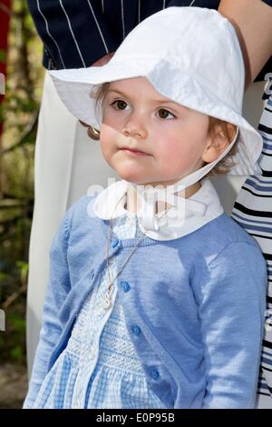 Takern, Suède . 17 mai, 2014. La princesse Estelle de Suède ouvre un nouveau chemin de conte de fées au lac Takern en Suède, 17 mai 2014. C'était la première fois que la princesse Estelle a été mentionné comme un participant officiel Journal Royal. Photo : Patrick van Katwijk/Pays-Bas ET FRANCE OUT /afp -aucun- SERVICE DE FIL : dpa Crédit photo alliance/Alamy Live News Banque D'Images