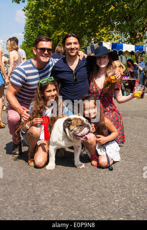 Primrose Hill, Londres, 18 mai 2014. Scott Maslen qui joue Jack Branning dans East Enders, gauche pose avec Nelson Bulldog primés, 4 et Danielle, Gital et Tanya à la Primrose Hill juste et dog show. Crédit : Paul Davey/Alamy Live News Banque D'Images