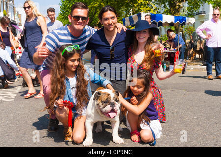 Primrose Hill, Londres, 18 mai 2014. Scott Maslen qui joue Jack Branning dans East Enders, gauche pose avec Nelson Bulldog primés, 4 et Danielle, Gital et Tanya à la Primrose Hill juste et dog show. Crédit : Paul Davey/Alamy Live News Banque D'Images