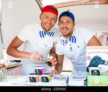 Brighton, East Sussex, UK. 18 mai, 2014. Le temps d'un traiter - Maison de Hugo's Matt & Leon s'installer avec la crème glacée préparée spécialement pour les chiens comme le glorieux temps chaud se poursuit. Credit : Julia Claxton/Alamy Live News Banque D'Images