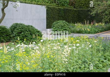 Le Jardin Laurent-Perrier conçues par Luciano Giubbilei à Chelsea Flower Show 2014. Le jardin juxtapose les couches naturelles douces et dures et a remporté une médaille d'or et Best in Show award Banque D'Images