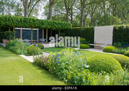 Le télégraphe, le jardin conçu par Tommaso Del Buono et Paul à Gazerwitz RHS Chelsea Flower Show. Le jardin dispose d'un jardin italien traditionnel avec des éléments d'une approche moderne et a reçu une médaille d'or. Banque D'Images