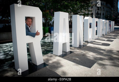 Manhattan, New York, USA. 17 mai, 2014. Rangers de New York alumni ROD Gilbert est au ''R'' en tant que nouveau Rangers dévoiler un 55 pieds ''RANGERSTOWN'' inscrivez-vous à Herald Square, Samedi, Mai, 17, 2014. Credit : Bryan Smith/ZUMAPRESS.com/Alamy Live News Banque D'Images