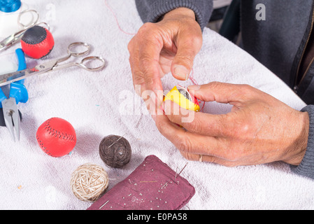 Des mains habiles pour balles en cuir artisanat sport pelote basque traditionnel Banque D'Images