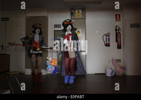 Madrid, Espagne. 18 mai, 2014. Cosplayeurs, Elena, moyenne et Belen, gauche se préparer et se préparer à participer au concours de cosplay à la ''événement'' Expomanga à Madrid, Espagne, le 18 mai 2014. Expomanga est un événement national qui recueillent des cosplayeurs et fans de la culture japonaise à travers l'Espagne pendant trois jours à Madrid. Au concours de cosplay en concurrence pour les participants la meilleure robe ou cosplay. Credit : Rodrigo Garcia/NurPhoto ZUMAPRESS.com/Alamy/Live News Banque D'Images